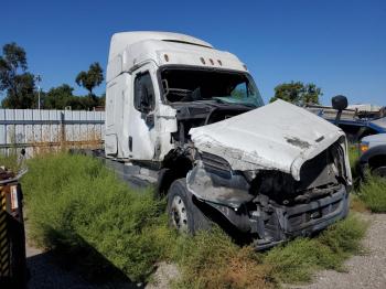  Salvage Freightliner Cascadia 1