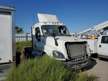  Salvage Freightliner Cascadia 1