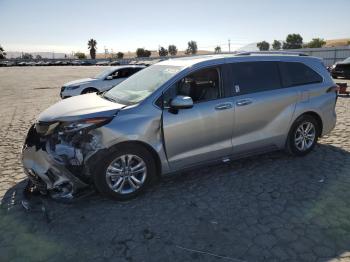  Salvage Toyota Sienna