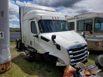  Salvage Freightliner Cascadia 1