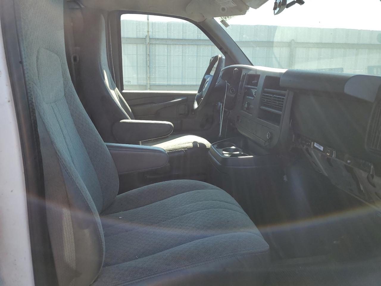 Chevrolet Express Image 2