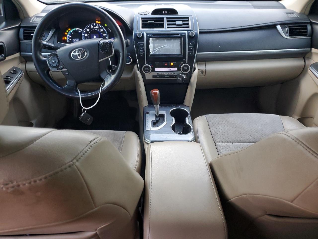 Toyota Camry Hybrid Image 2