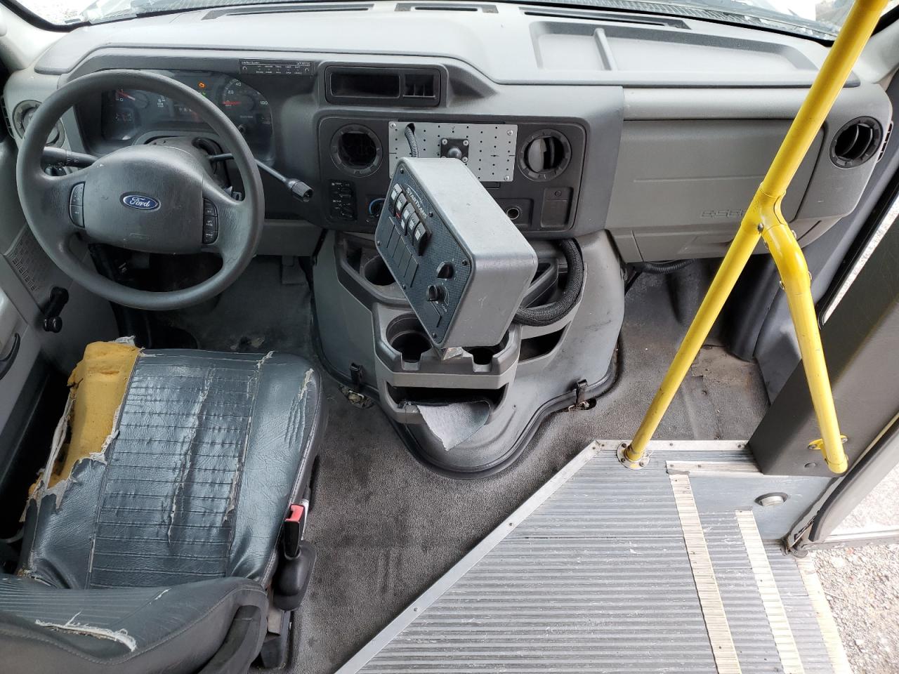 Ford Econoline E350 Super Duty Cutaway Van Image 10