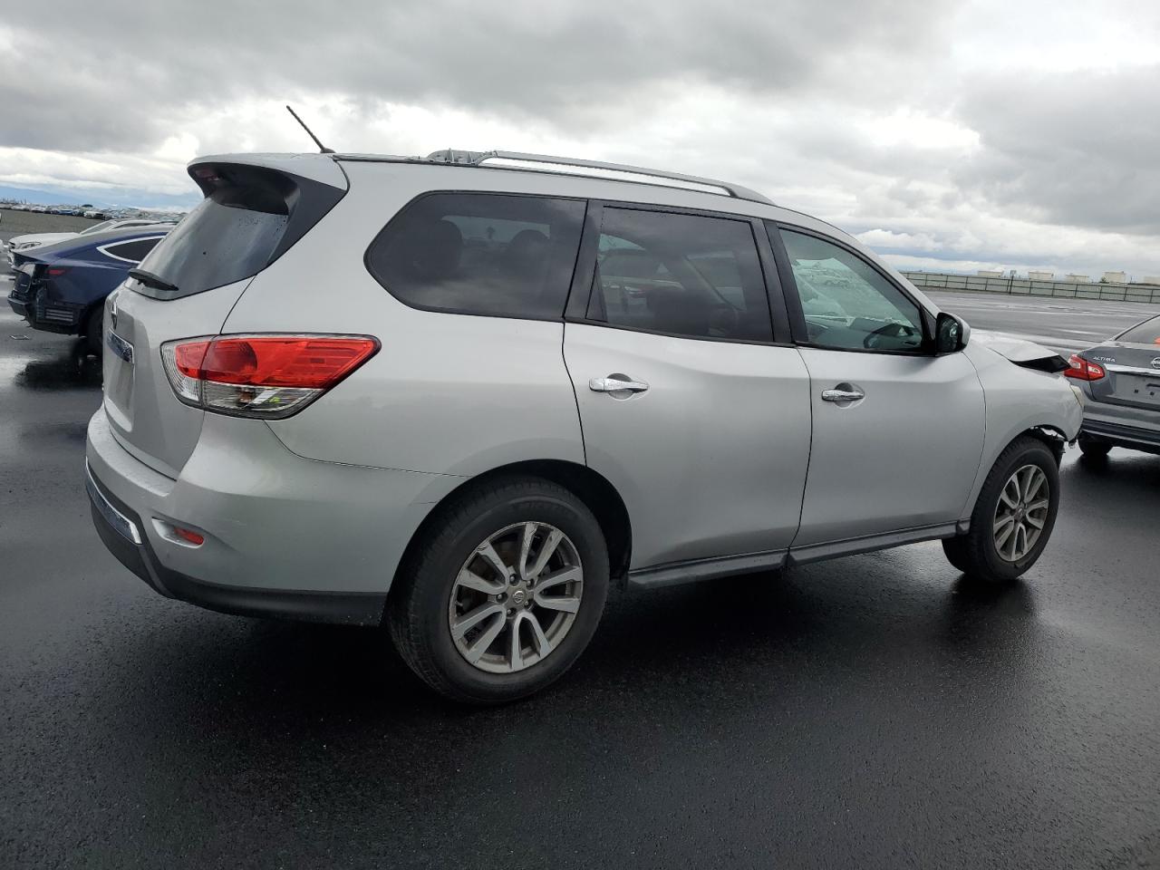 Nissan Pathfinder S Image 2
