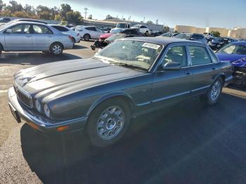  Salvage Jaguar Xj8