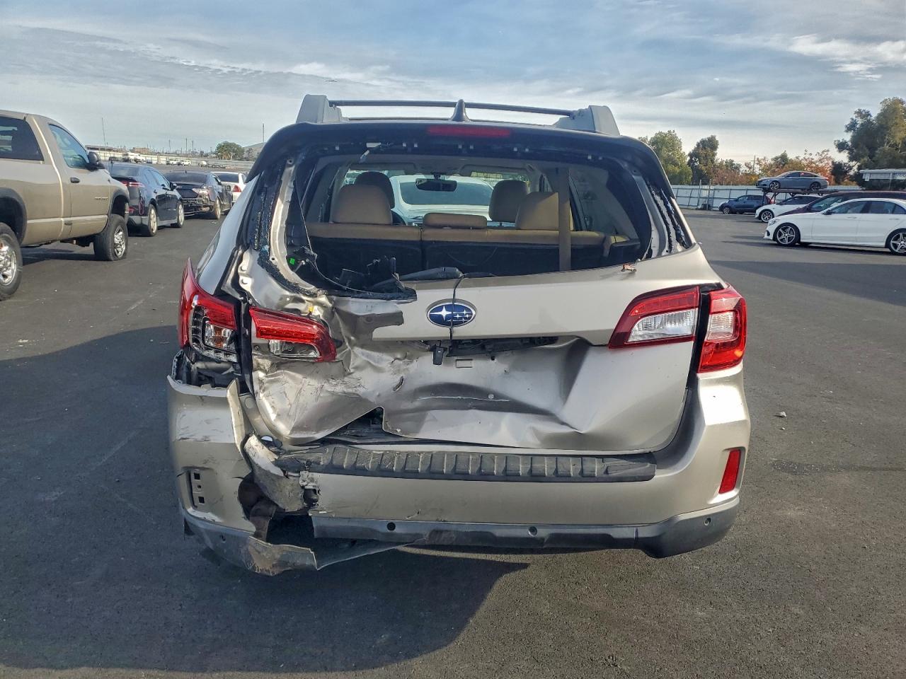 Subaru Outback 2.5i Limited Image 2