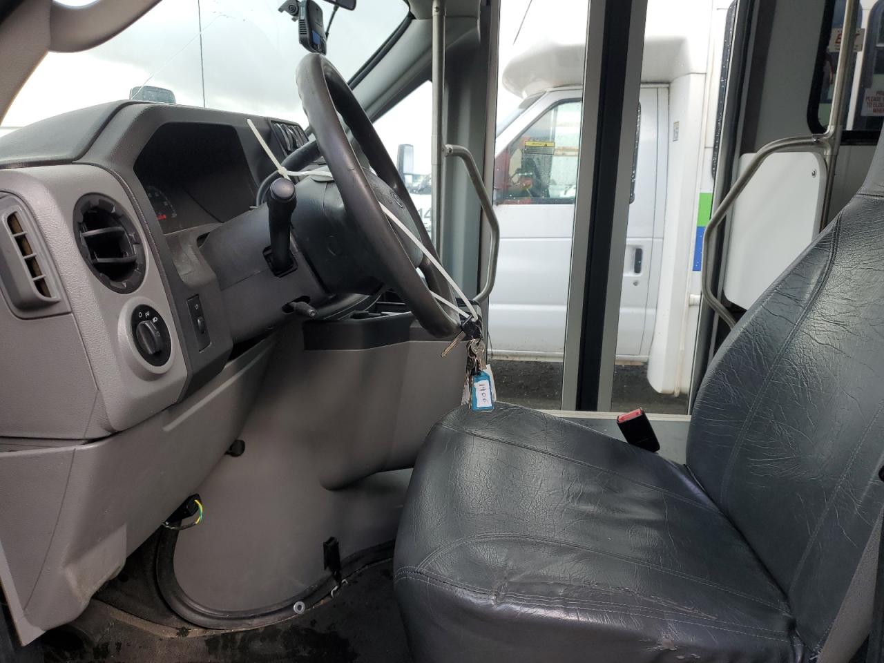 Ford Econoline E350 Super Duty Cutaway Van Image 6