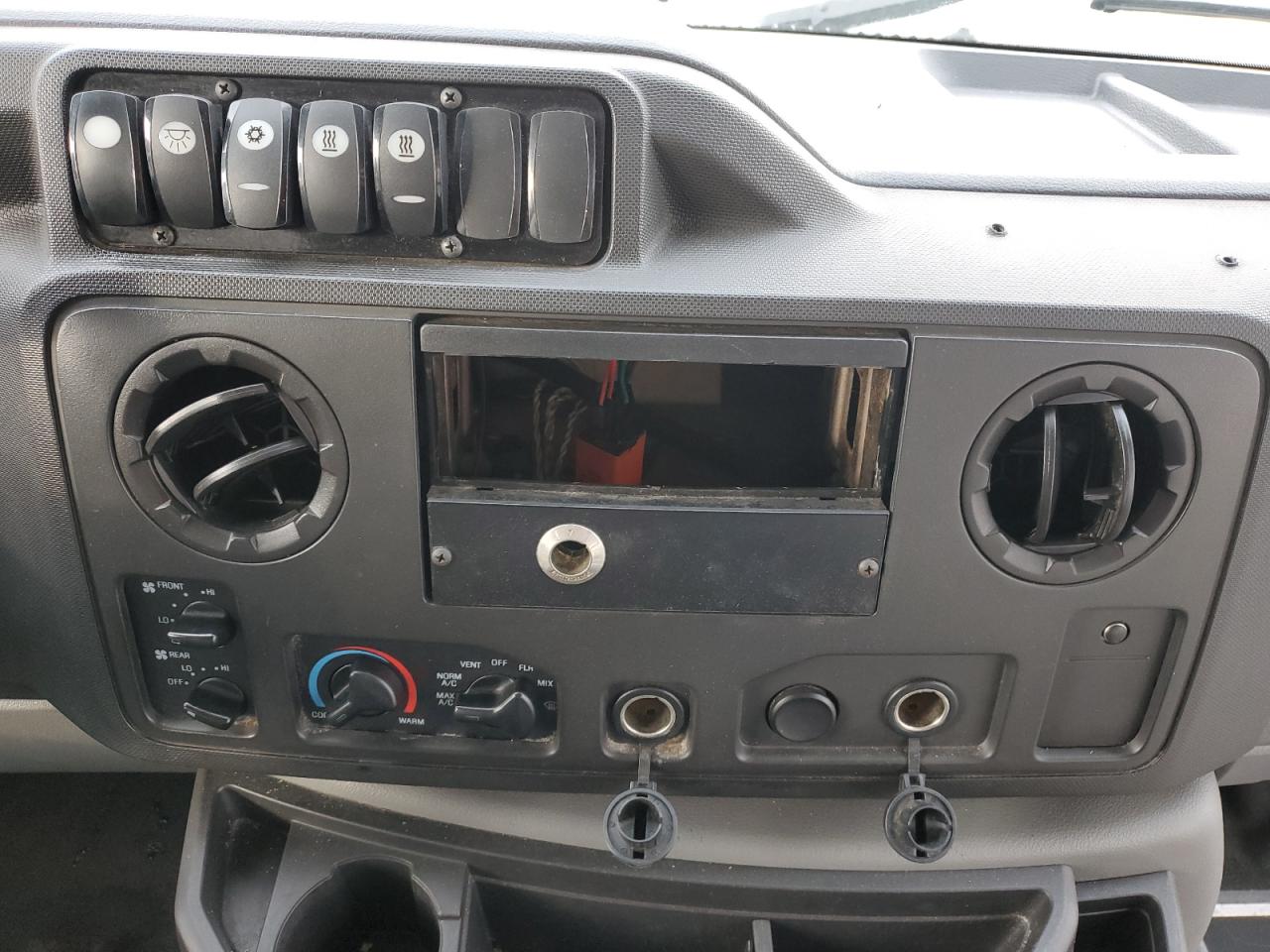 Ford Econoline E350 Super Duty Cutaway Van Image 8