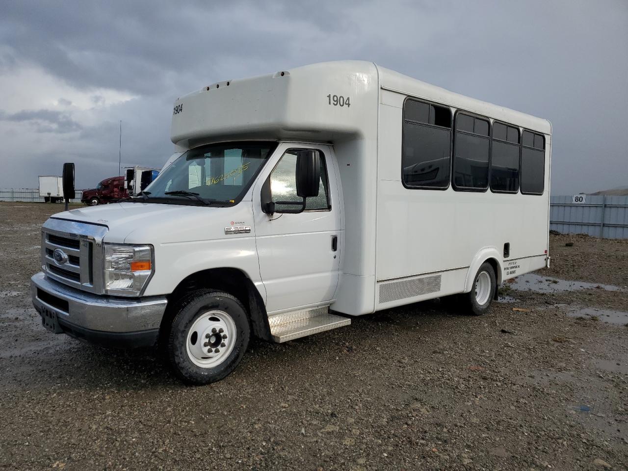 Ford Econoline E350 Super Duty Cutaway Van Image 1