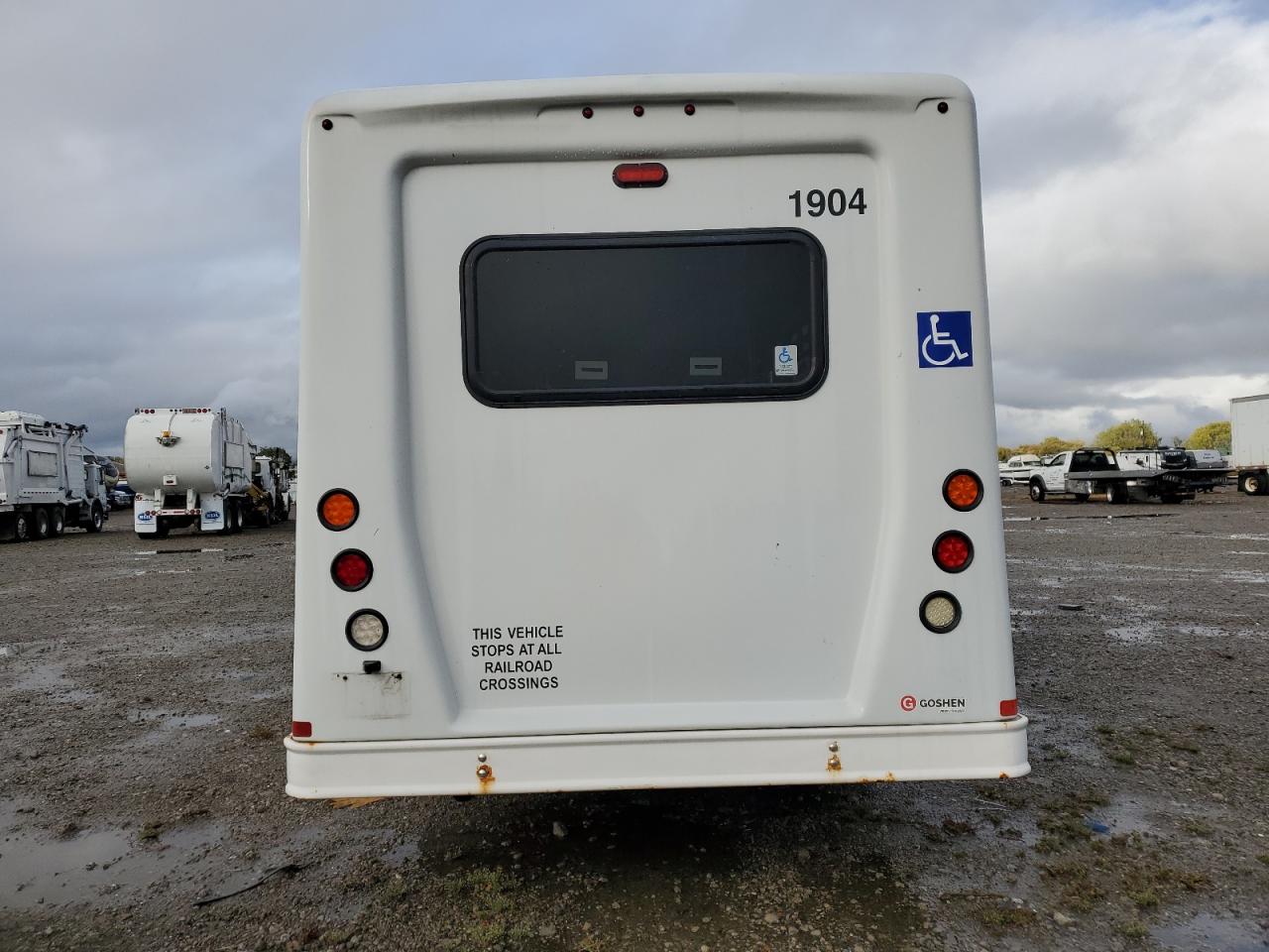 Ford Econoline E350 Super Duty Cutaway Van Image 6