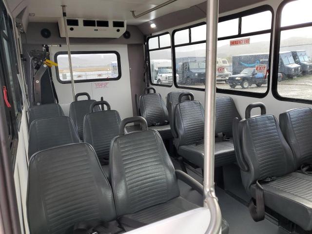 Ford Econoline E350 Super Duty Cutaway Van Image 4