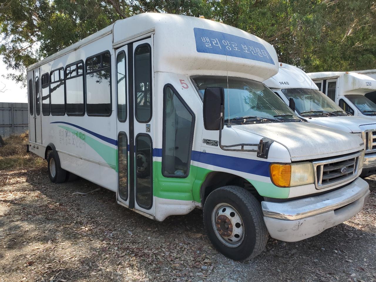 Ford Econoline E450 Super Duty Cutaway Van Image 1