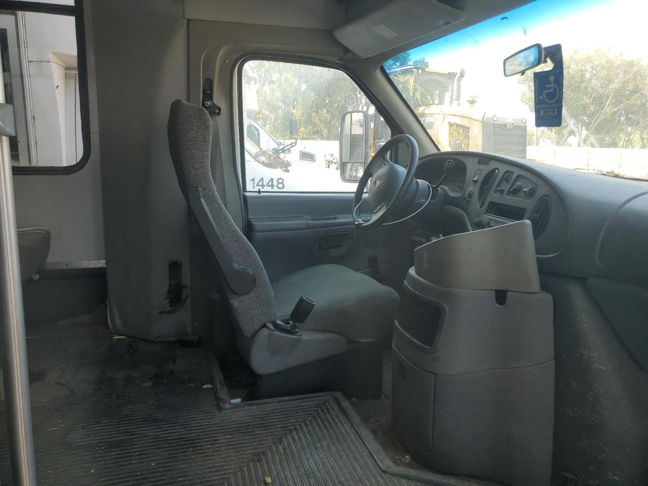 Ford Econoline E450 Super Duty Cutaway Van Image 5