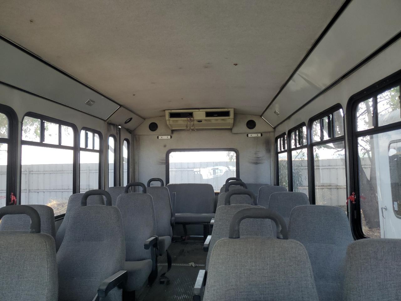 Ford Econoline E450 Super Duty Cutaway Van Image 2