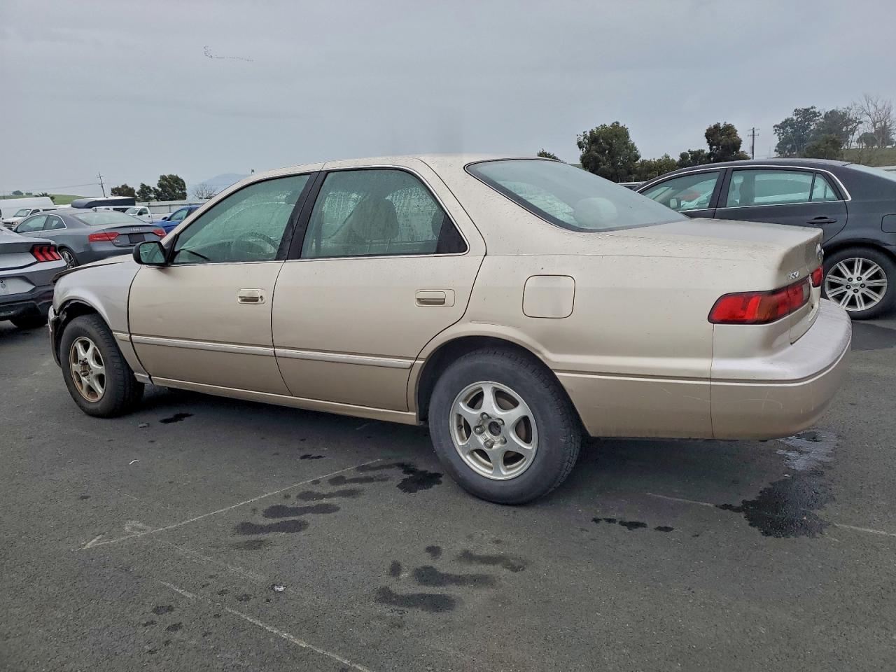 Toyota Camry Le Image 3