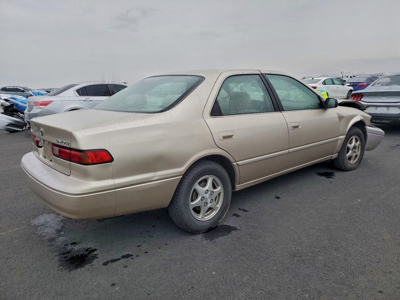 Toyota Camry Le Image 4