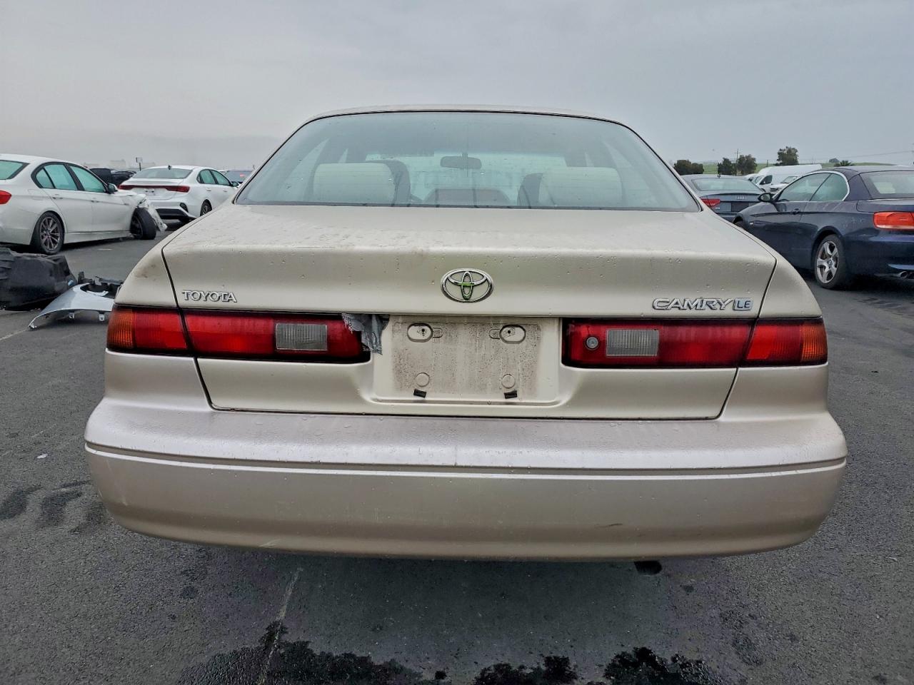 Toyota Camry Le Image 9