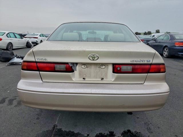 Toyota Camry Le Image 9
