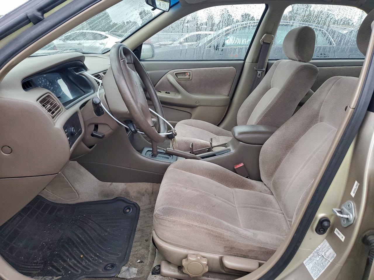 Toyota Camry Le Image 10