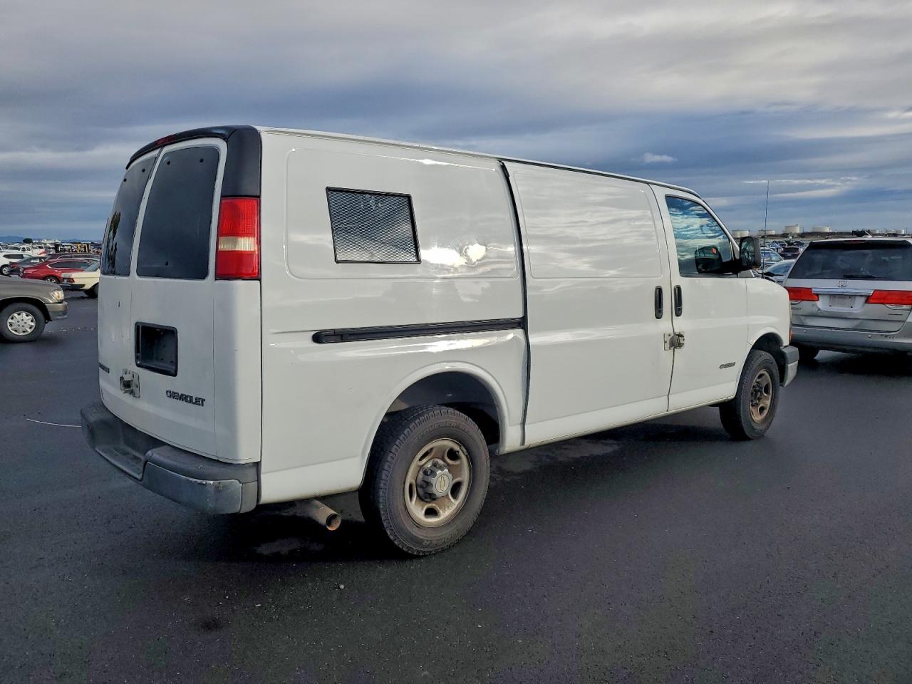 Chevrolet Express Image 2