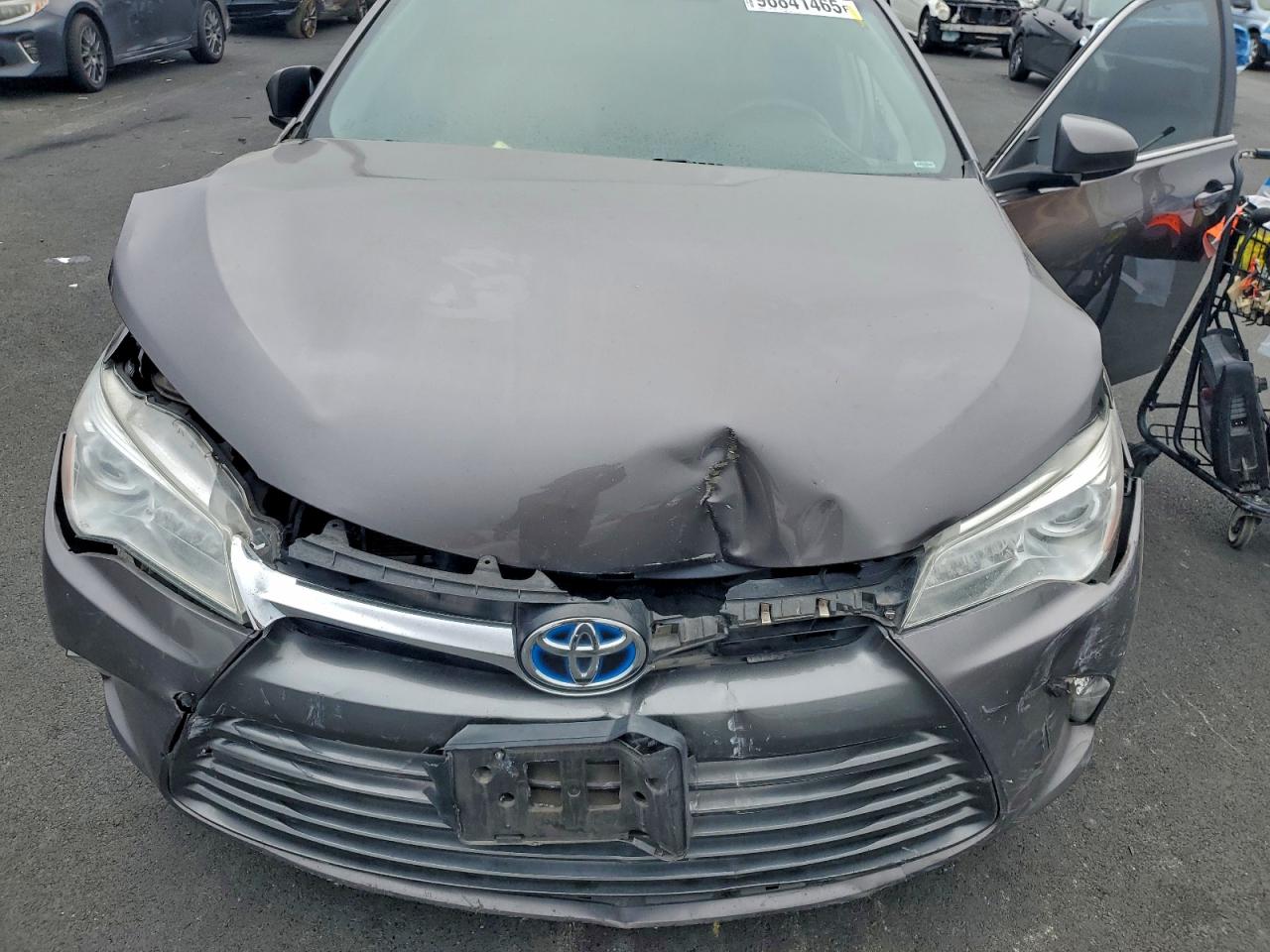 Toyota Camry Hybrid Image 9