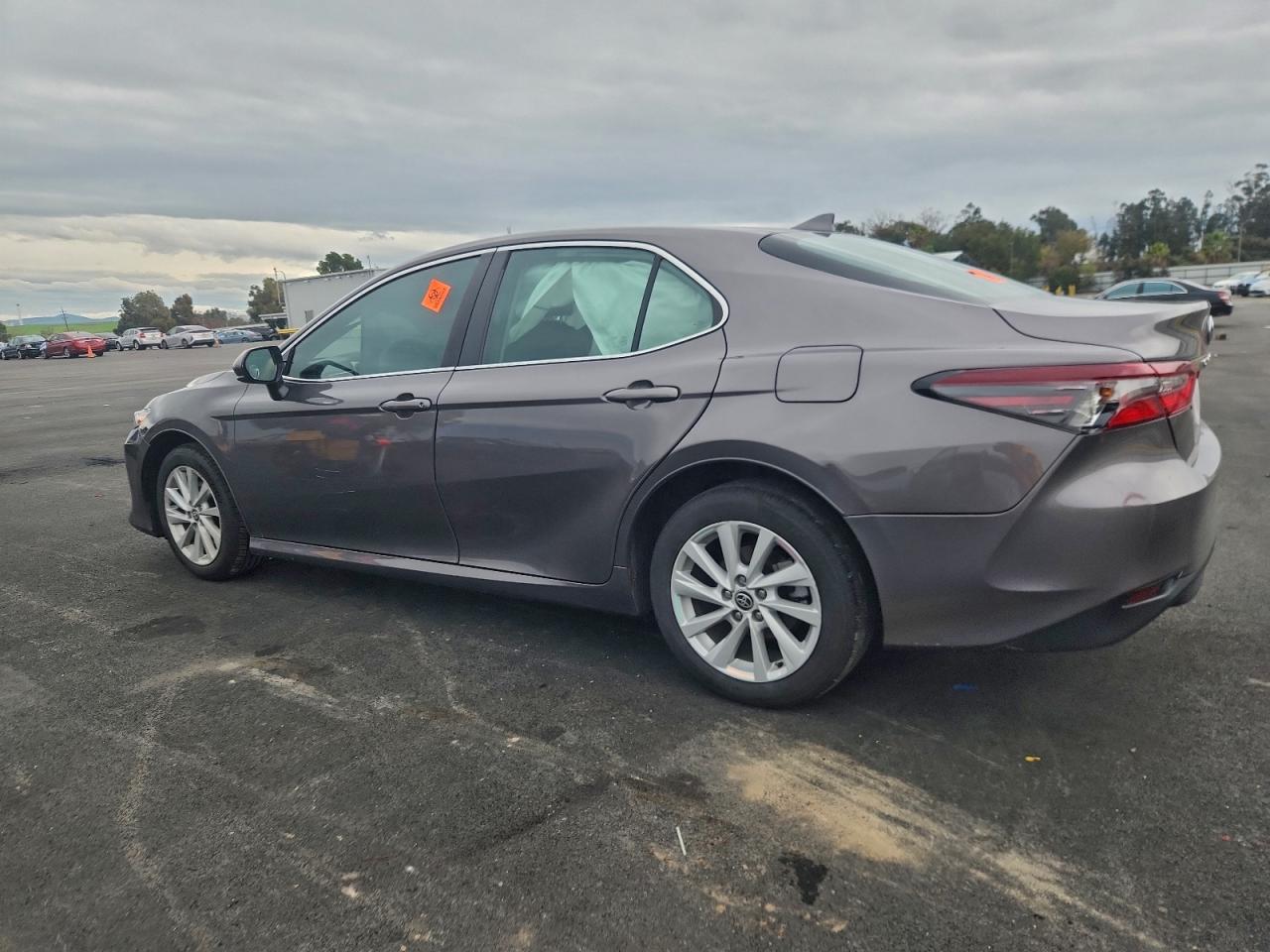 Toyota Camry Le Image 2