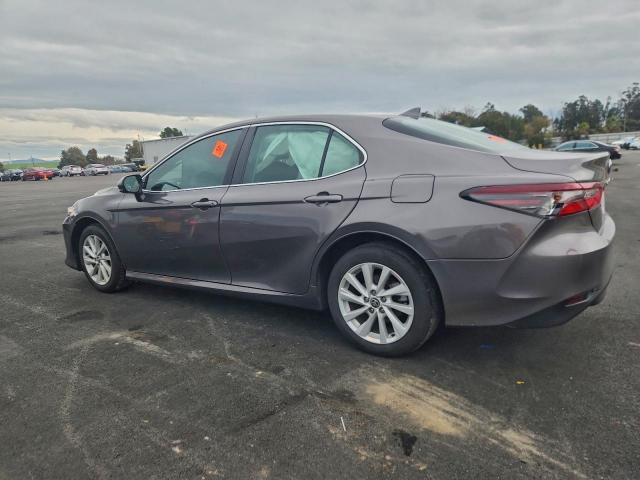 Toyota Camry Le Image 2