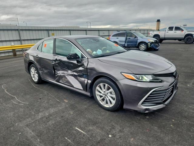 Toyota Camry Le Image 3