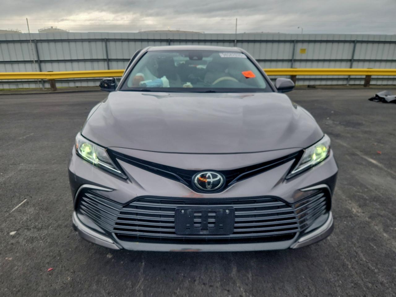 Toyota Camry Le Image 7