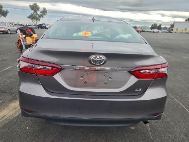 Toyota Camry Le Image 4