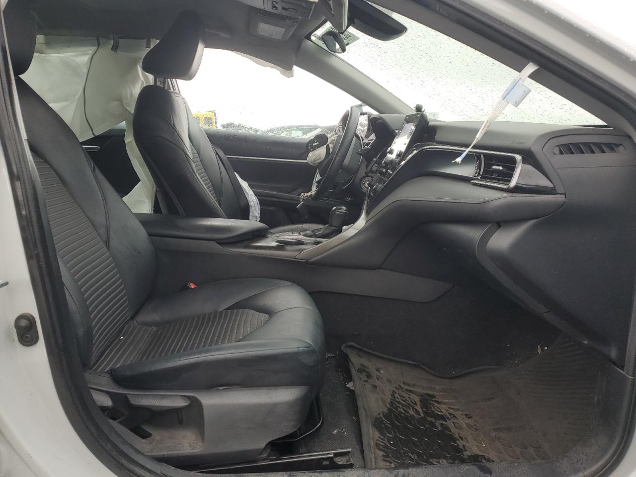 Toyota Camry Se Image 11