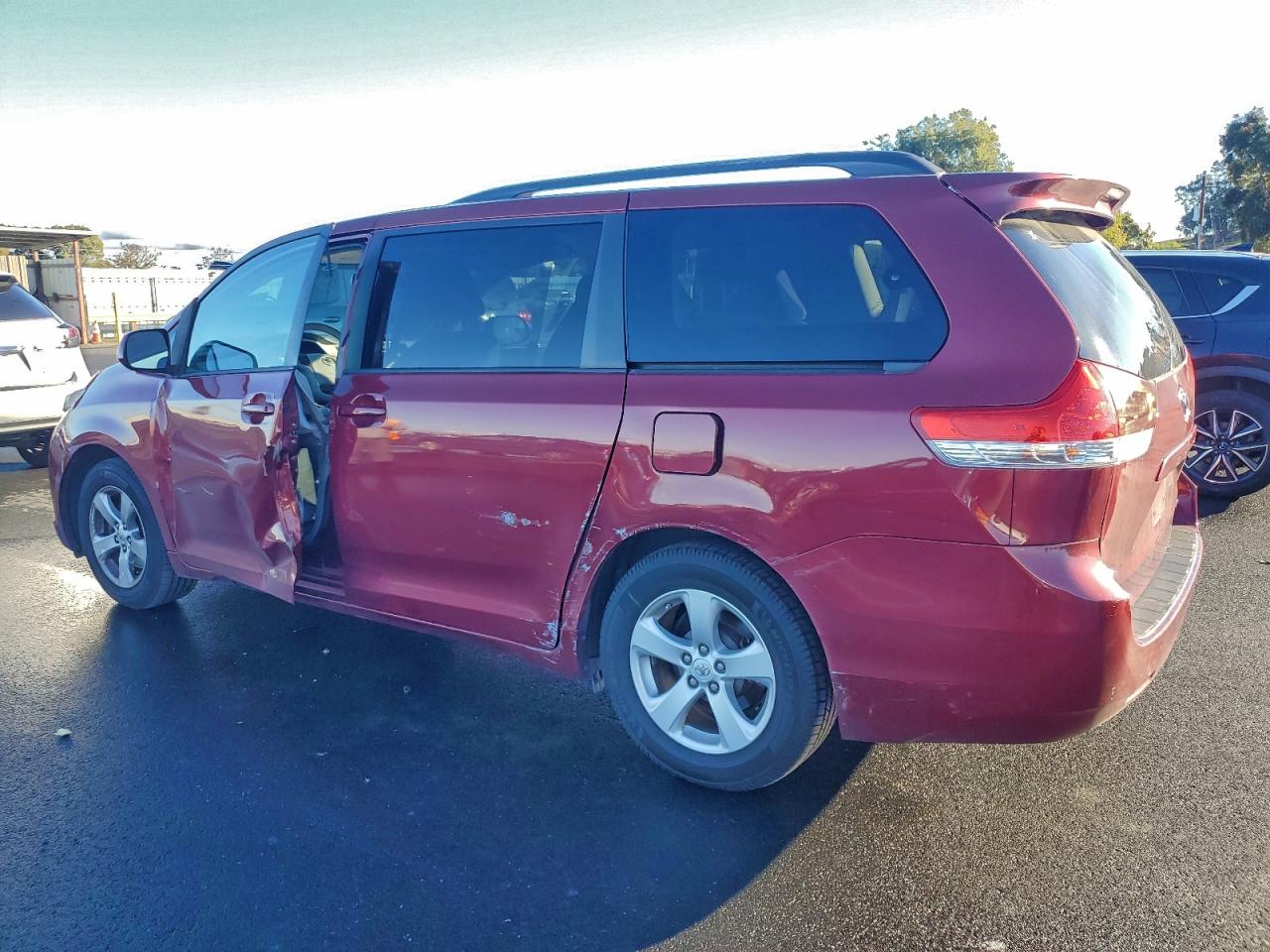 Toyota Sienna Le Image 4