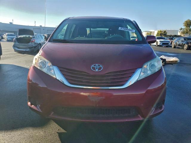 Toyota Sienna Le Image 8