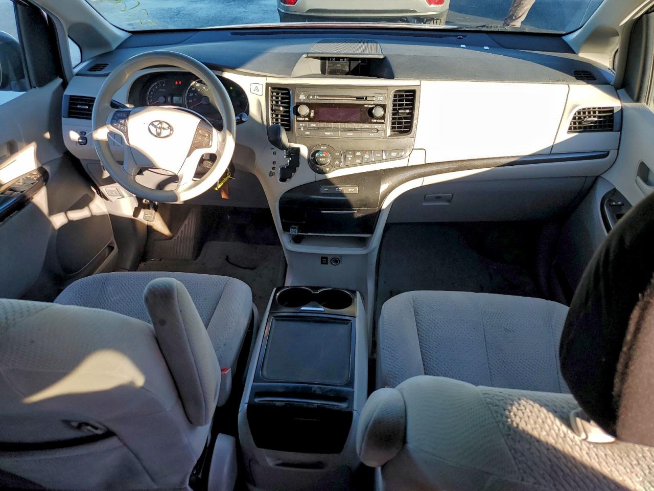 Toyota Sienna Le Image 7