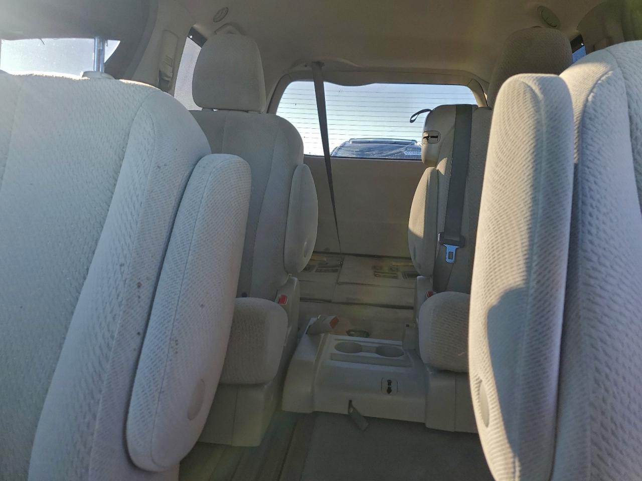 Toyota Sienna Le Image 5