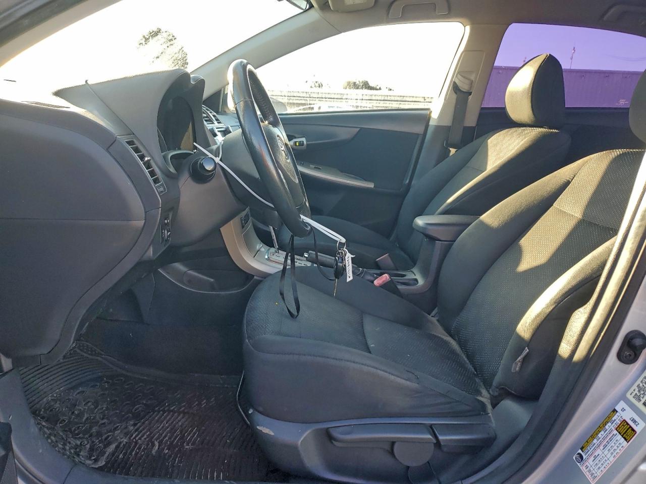 Toyota Corolla Base Image 9