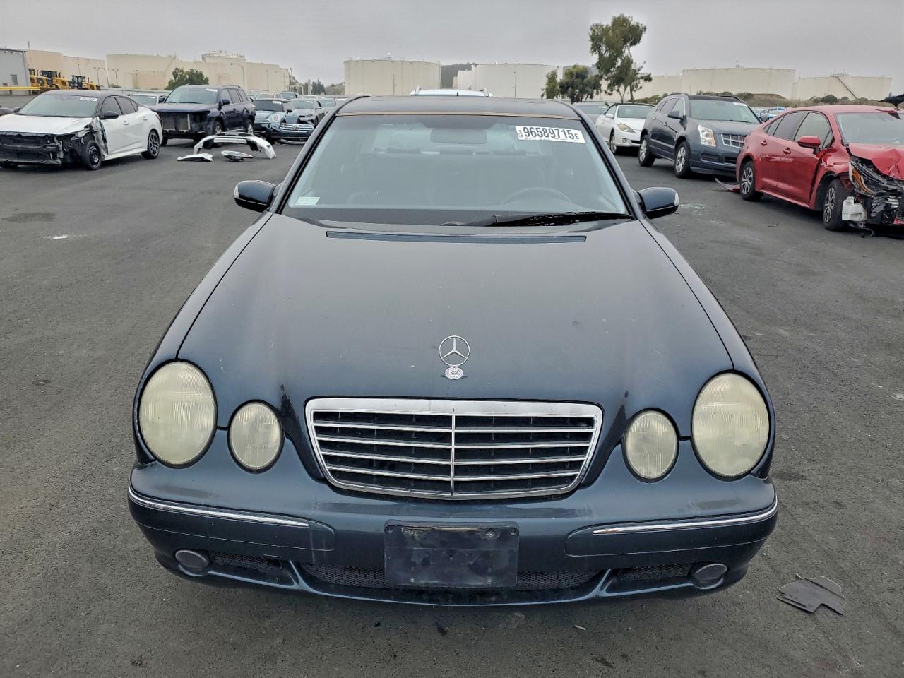 Mercedes-Benz E-Class 320 Image 9