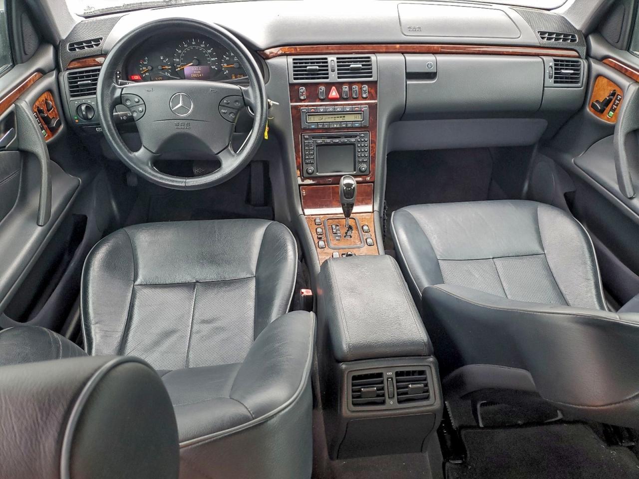 Mercedes-Benz E-Class 320 Image 10