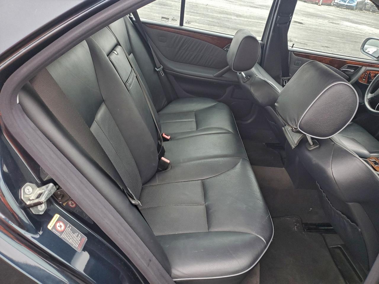 Mercedes-Benz E-Class 320 Image 8