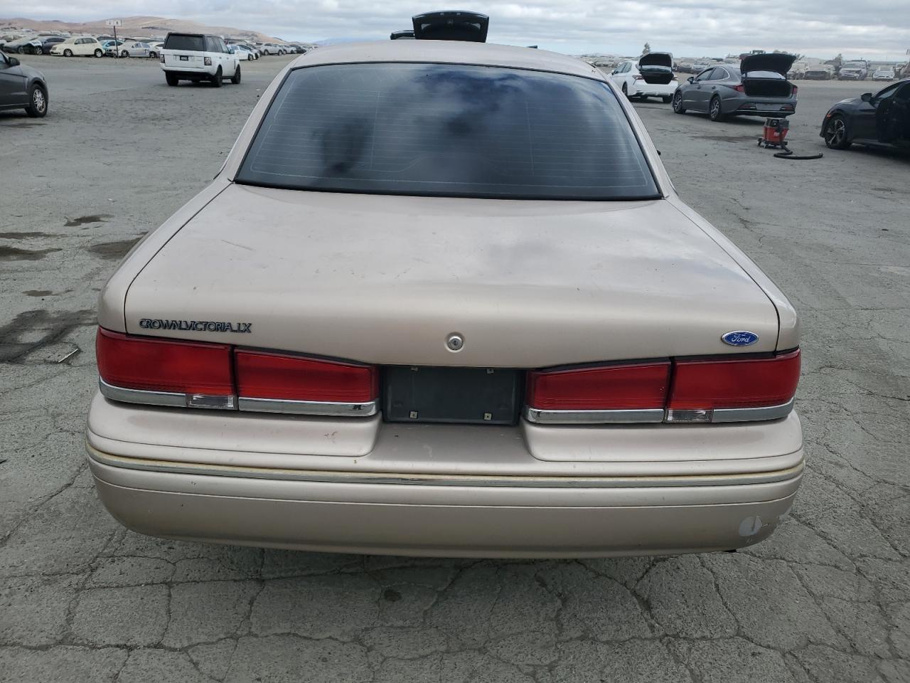Ford Crown Vic Lx Image 7