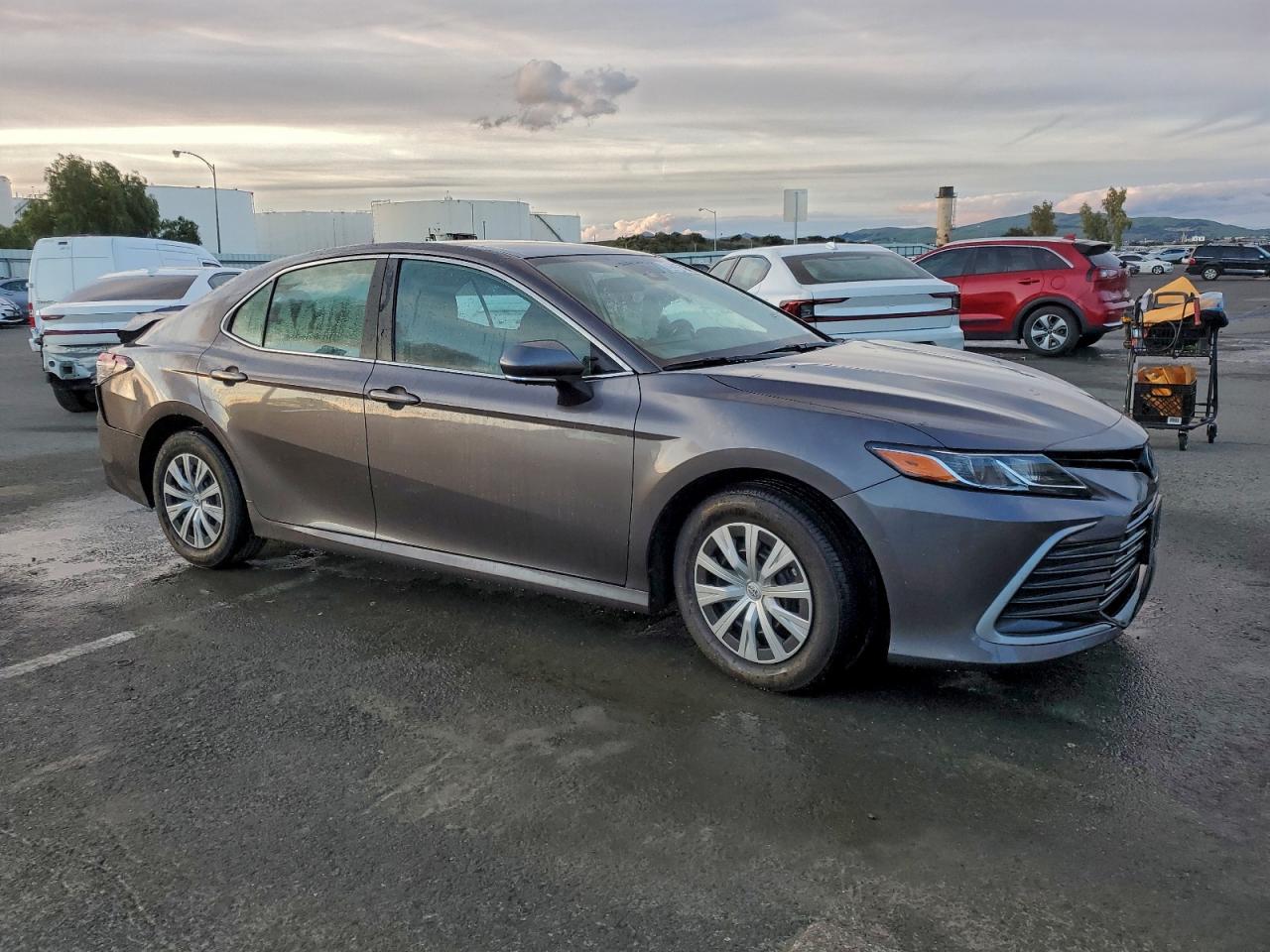 Toyota Camry Le Image 12