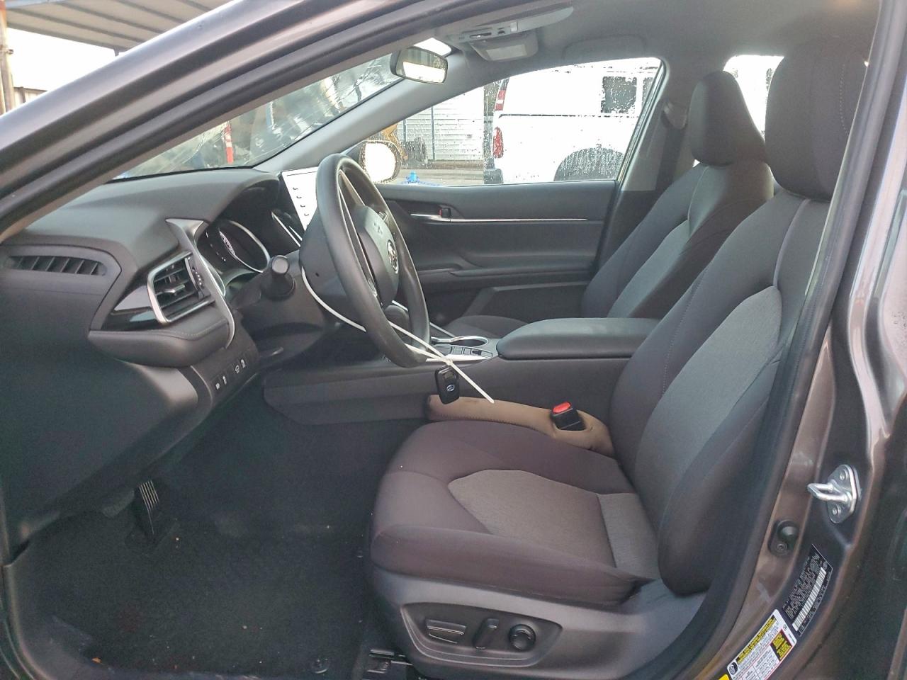 Toyota Camry Le Image 7