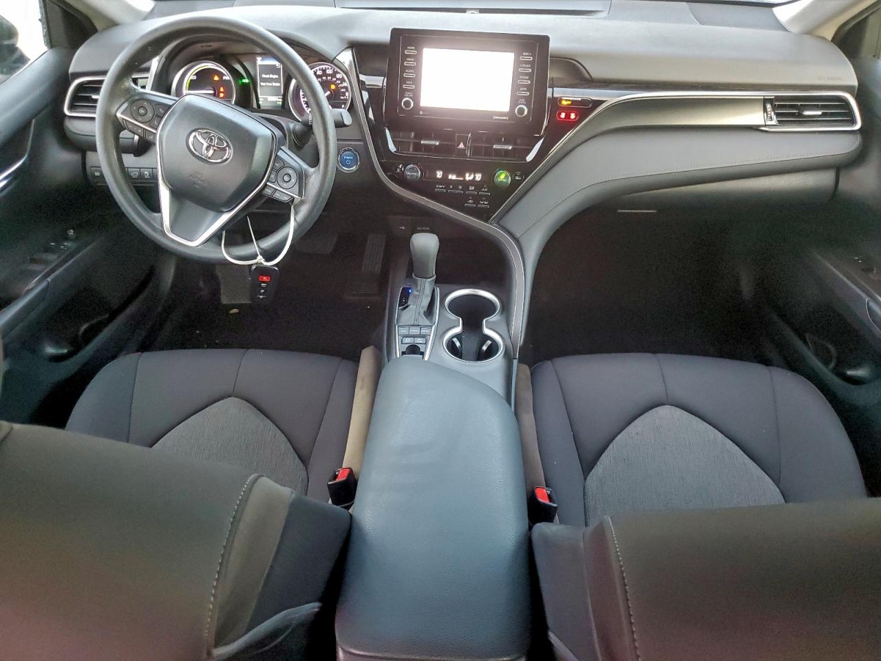 Toyota Camry Le Image 4