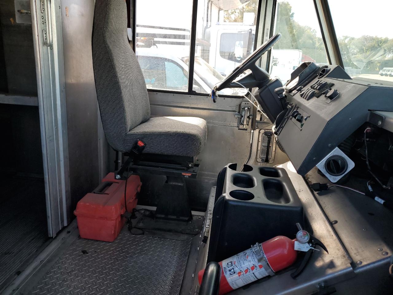 Freightliner Chassis M M Line Walk-in Van Image 5