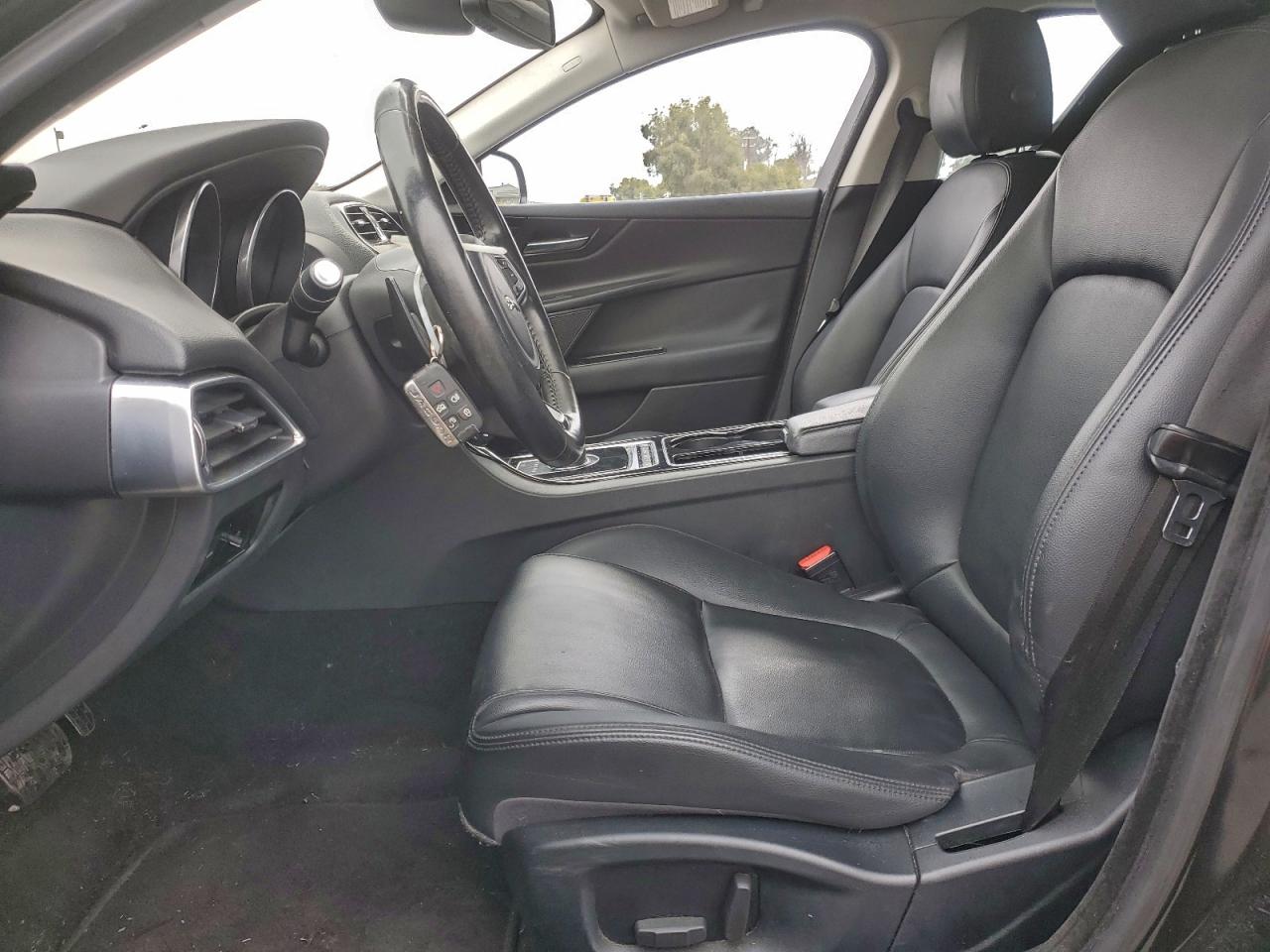 Jaguar XE Premium Image 9