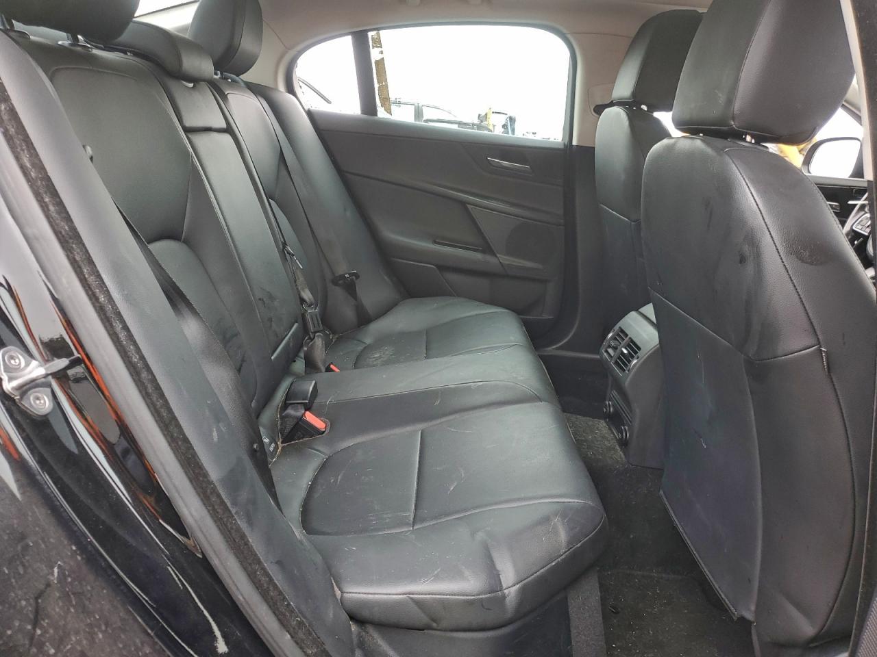 Jaguar XE Premium Image 6