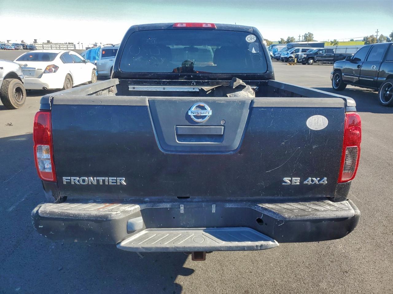 Nissan Frontier Crew Cab Le Image 5