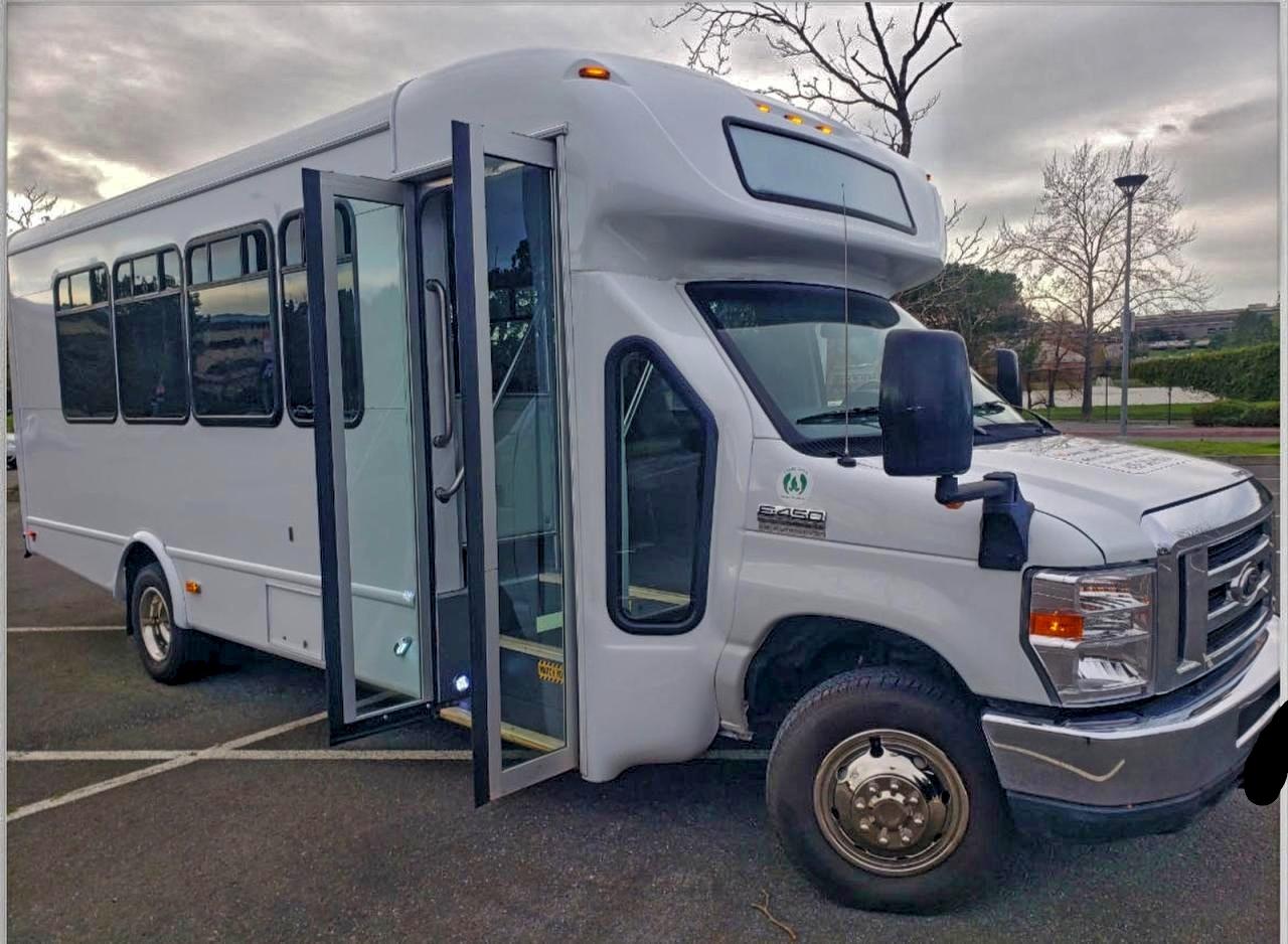 Ford Econoline E450 Super Duty Cutaway Van Image 1