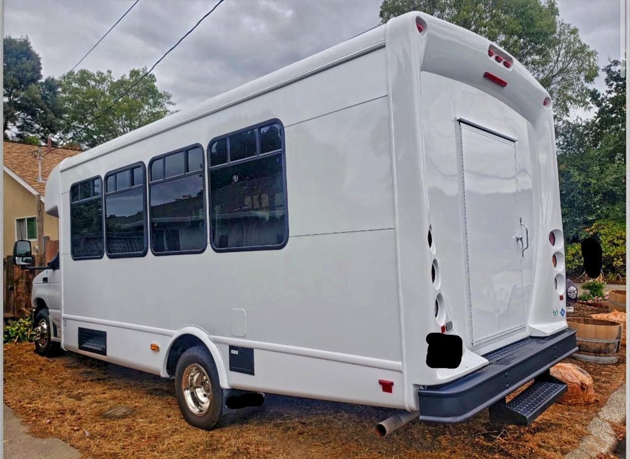 Ford Econoline E450 Super Duty Cutaway Van Image 5