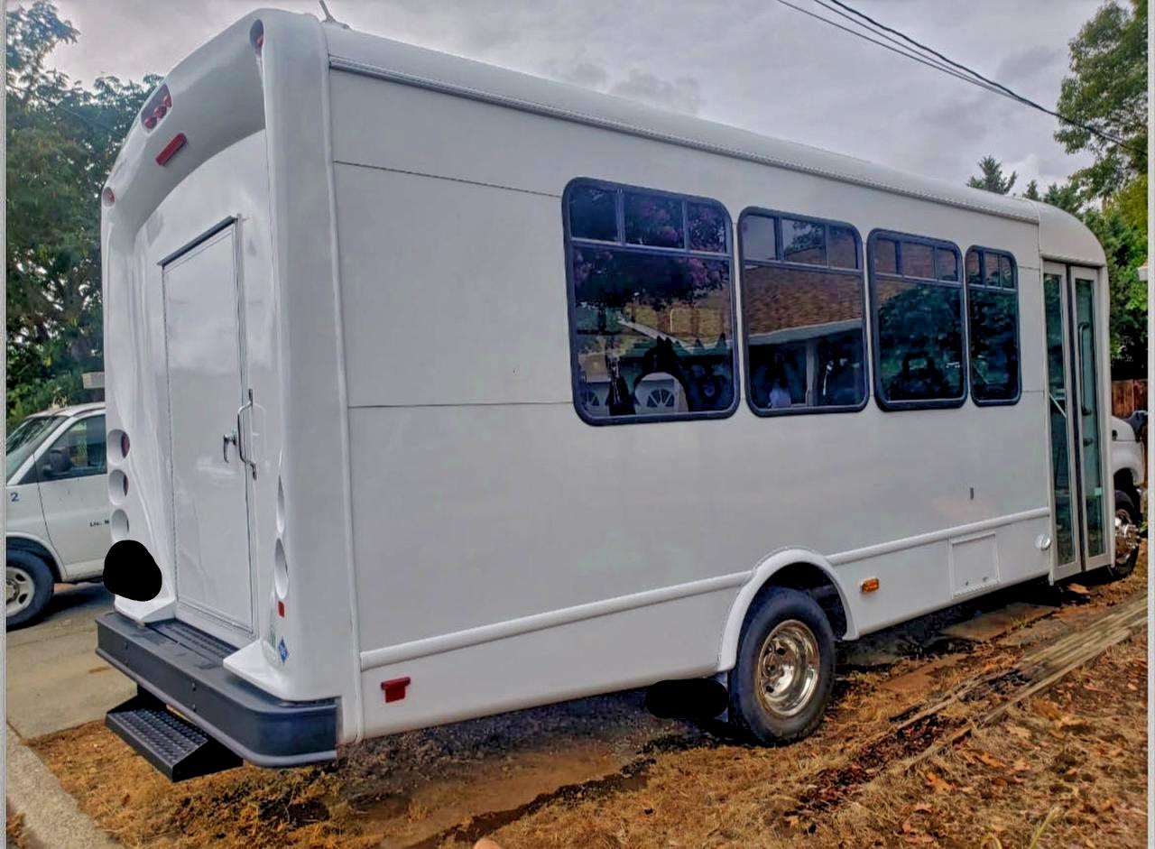 Ford Econoline E450 Super Duty Cutaway Van Image 4